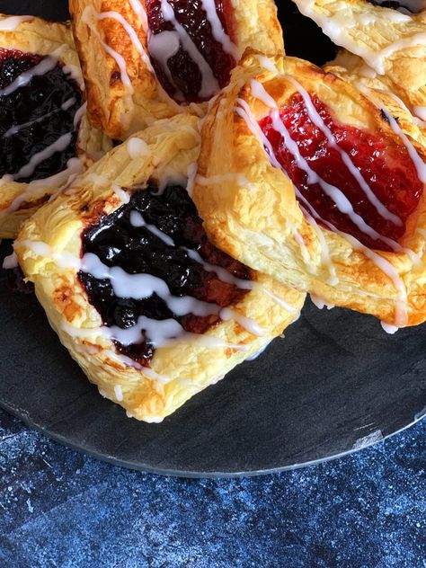 Jam Danish, Danish Recipe Puff Pastry, Homemade Danish Recipe, Recipes Using Puff Pastry, Danish Recipe, Jam Tarts, Puff Pastry Tart, Dessert Easy, Danish Food