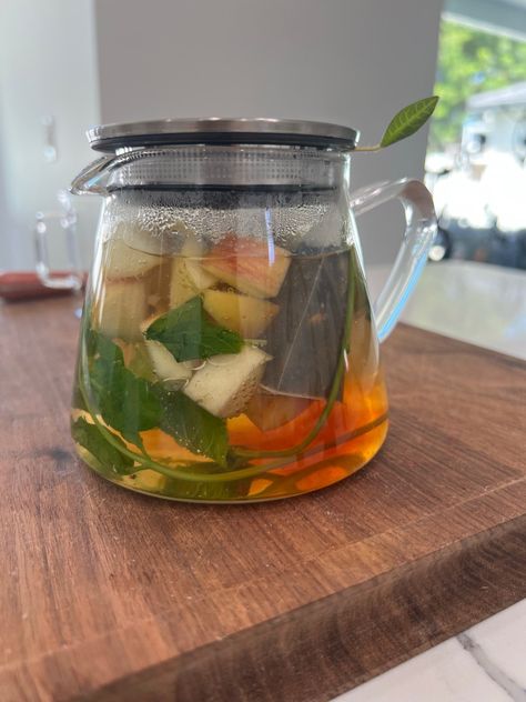 Apple Mint Tea, Peppermint Iced Tea, Peppermint Tea Recipe, Sweet Tea Recipes, Drinks Smoothies, Apple Mint, Tea Drinks, Health Tea, Healthy Drinks Smoothies