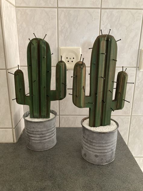 Wooden Cactus Decor, Diy Wood Cactus, Wooden Cactus Diy, Diy Western Crafts To Sell, Western Wood Projects, Wood Cactus, Wooden Cactus, Cactus Craft, Cactus Diy