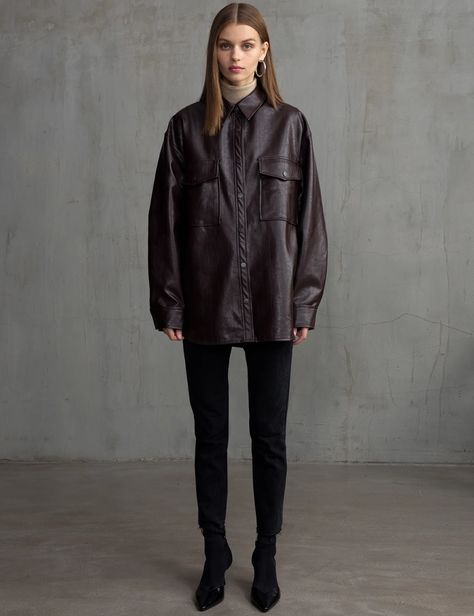 Pelli Shirt Jacket Outfit, Black Leather Shirt Jacket Outfit, Brown Leather Button Up Shirt Outfit, Leather Shirt Outfit Street Style, Brown Leather Shirt Outfit, Leather Shirt Jacket Outfit, Leather Button Up Shirt Outfit, Reporter Aesthetic, Leather Shirt Outfit