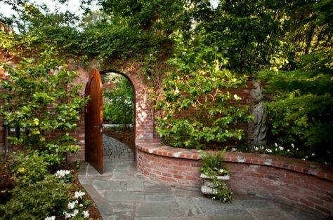 Beautiful red brick garden wall with a sweeping seating area seamlessly built in! Ideas Para Decorar Jardines, Brick Wall Gardens, Brick Courtyard, Brick Garden, Easy Landscaping, Walled Garden, Traditional Garden, Traditional Landscape, Garden Gates