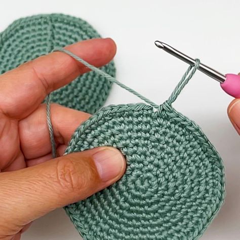 HOW TO CROCHET INVISIBLE SLIP STITCH - VIDEO TUTORIAL Hi everyone, are you ready to learn how to crochet invisible slip stitch when working on your crochet projects? This basic technique will help you achieve a smooth seamless join when working in a round using single crochet stitches. The traditional way of joining rounds using slip stitches would leave you with an ugly looking seem. But this method is just perfect if you are after a clean finish without visible bumps. And fortunately ... Slip Stitches, Crochet Geek, Amigurumi Tutorial, Free Amigurumi Patterns, Your Crochet, Learn How To Crochet, Animal Patterns, Crochet Animal Patterns, Crochet Lovers