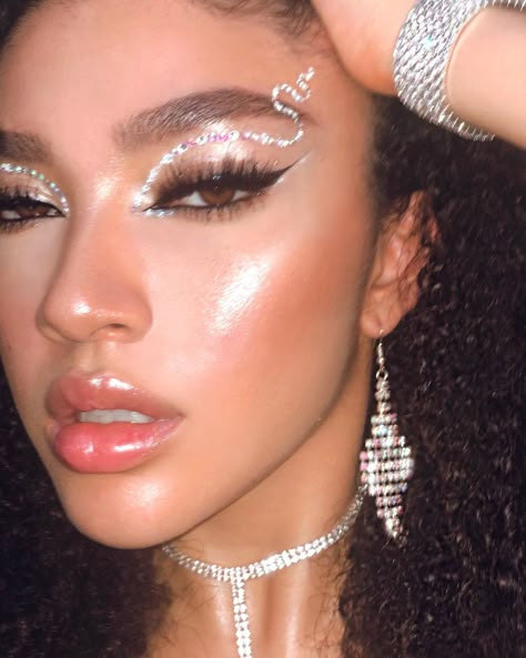 Makeup With Gems And Glitter, Glitter Makeup Ideas Euphoria, Glam And Glitter Makeup, Rave Eye Makeup Rhinestones, Sparkle Makeup Aesthetic, Euphoria Silver Makeup, Glitter And Gems Makeup, Silver Iridescent Makeup, Cute Rave Makeup