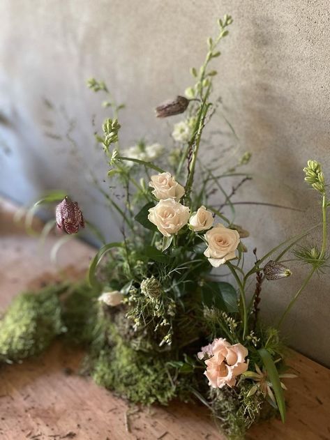 I love these spray roses, fritilaria, larkspur and lisianthus emerging out of the litle mounds of moss. Moss Tablescape, Moss Arrangements, Moss Table Runner, Messy Table, Moss Flowers, Moss Centerpieces, Banquet Ideas, Wedding 2025, Spray Roses