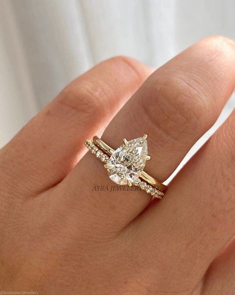 Dream Proposal, Gold Wedding Ring Set, Pear Wedding Ring, Ring Stacks, Pretty Engagement Rings, Dream Wedding Ring, Anniversary Ring Set, Ring Inspo, Pear Cut Engagement Rings