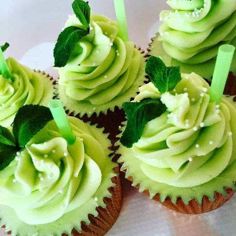 Mojito cupcake recipe Alcoholic Cupcakes, Mojito Cupcakes, Cake Nature, Boozy Baking, Cocktail Cupcakes, Boozy Cupcakes, Summer Cupcakes, Cuban Cuisine, Boozy Desserts