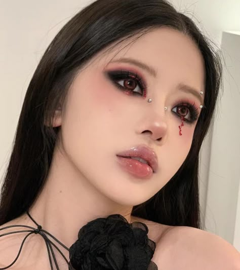 Dark Makeup Asian Eyes, Asian Gothic Makeup, Harajuku Makeup Dark, Vampire Makeup Asian, Red And Black Douyin Makeup, Goth Makeup Asian, Douyin Vampire Makeup, Douyin Halloween Makeup, Dark Angel Makeup Halloween