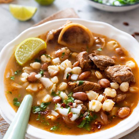 Gallina pinta is a tasty Mexican northern dish made with hominy corn, pinto beans, and beef. Delicious, practical, and simple to prepare, it is a wonderful Oxtail Soup Mexican, Firehouse Recipes, Hominy Recipes, Hominy Soup, Mexican Bean Soup, Pinto Bean Soup, Oxtail Soup, Oxtail Recipes, Soup Beans