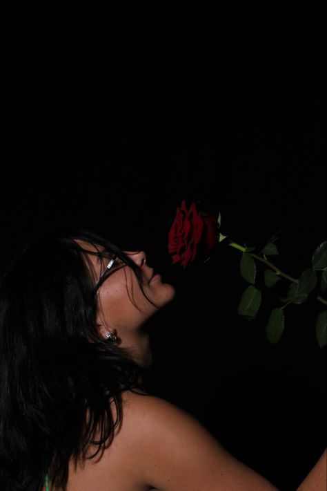 Holding Roses Pose, Roses Portrait Photography, Burning Rose Photoshoot, Dark Valentines Aesthetic Photoshoot, Black Rose Photoshoot, Photoshoot With Red Roses, Photo With Roses Instagram, Holding Rose Pose, Rose Photoshoot Ideas