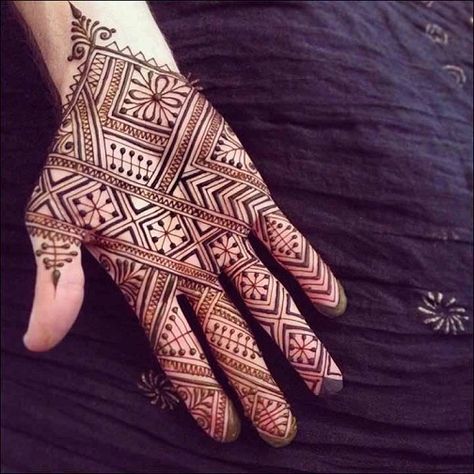 12 Simple Henna/Mehndi Designs for Men and Groom | Styles At Life Boys Tattoo, Tattoo Chinese, Henne Tattoo, Moroccan Henna, Jagua Henna, Tattoo Tree, Coy Fish, Henna Designs For Men, Hip Tattoos