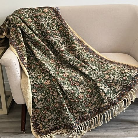 Country Home Library, Boho Country Bedroom, Roommates Apartment, Moroccan Throw Blanket, Vintage Aesthetic Room, Throw Blanket Couch, Blanket For Bedroom, Couch Styling, Blanket Couch