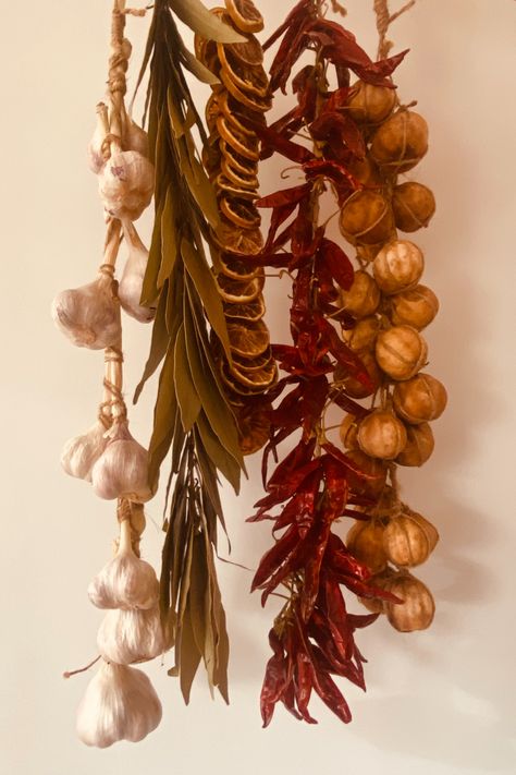 lemon, chilis, bayleaf, galric, etch Garlic Wreath, Hanging Garlic, Dried Spices, Dried Garlic, Dried Meat, Root Cellar, Supermarket Design, Catering Ideas, Garden Stuff