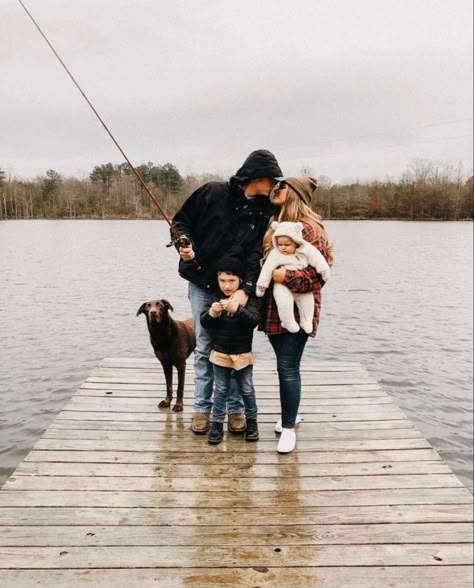 Cute Families Goals, Family Country Pictures, Ranch Life Aesthetic Couple, Country Lifestyle Aesthetic Family, Cute Country Family Photos, Dream Life Aesthetic Family Country, Future Life Country, Western House Outside, Future Lifestyle Country