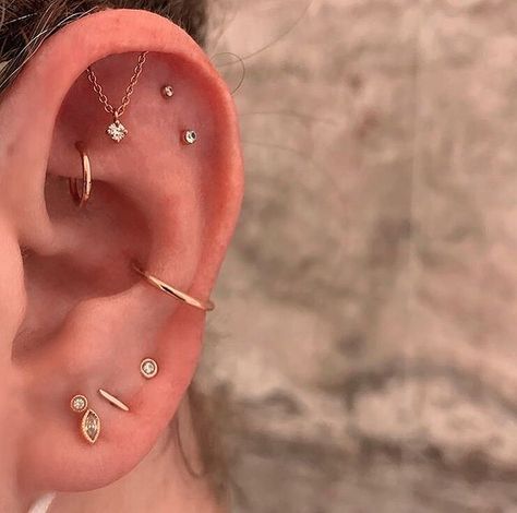 EAR CURATION on Instagram: “OMG this hidden helix tash jewelry😍😫😩 Upper helix, double flat, rook, conch and four lobe piercings (2 of them being stacked lobes)…” Hidden Helix Piercing, Jóias Body Chains, Constellation Piercings, Minimalist Ear Piercings, Ear Peircings, Ear Curation, Types Of Ear Piercings, Cool Ear Piercings, Pretty Ear Piercings