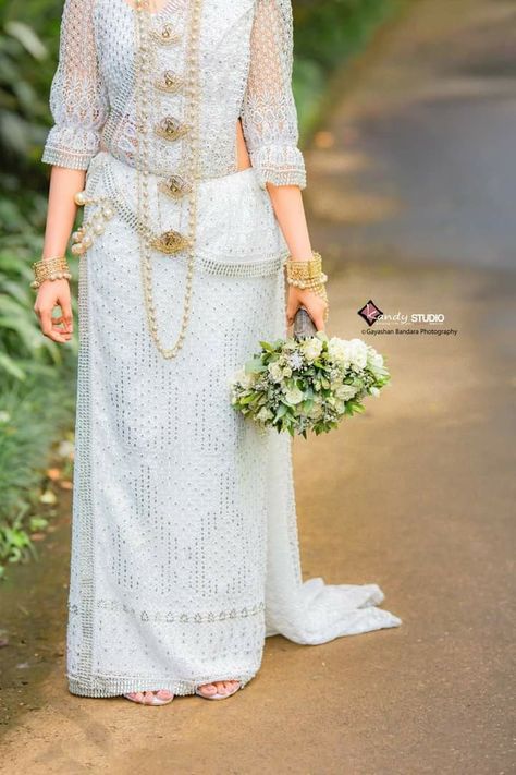 Kandyan Bride Kandyan Bride Traditional, Osari Designs, Sri Lankan Wedding Saree, Kandyan Saree, Kandyan Brides, Sri Lankan Bride, Saree Jacket, Handmade Saree, Bride Reception Dresses