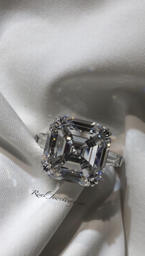 Asscher cut diamond ring。D。FL。10+。Real Jewellery 。 Asscher Cut Engagement Ring, Dig Jewelry, Asscher Cut Diamond Ring, Asscher Cut Engagement Rings, Ring Inspo, Future Engagement Rings, Asscher Cut Diamond, Diamond Jewel, Real Jewelry