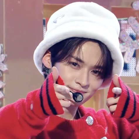 Lee Know Christmas Pfp, Lee Know Christmas Icons, Christmas Lee Know, Christmas Icon Pfp, Lee Know Christmas, Lee Know Fanart, Straykids Minho, I Know You Know, Lee Know Stray Kids