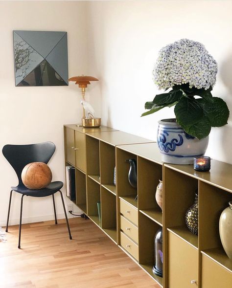 Montana Furniture on Instagram: “Don’t you just adore the colourful boldness in the home of @andsbjerg ? We do🙌🏻 The colour is Boulevard 👌🏻 #sideboard #shelvingsystem…” Modular Furniture System, Drawer Cabinets, Naval Officer, Cabinets Shelves, Scandinavia Design, Montana Furniture, Interiors Dream, Verner Panton, Storage Units