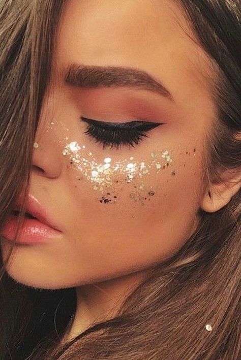 Rave Make Up Glitter, Festival Makeup Eyes, Make Glitter Carnaval, Rave Glitter Makeup, Tuluminati Party, Glitter Face Makeup Festival, Glitter On Face Ideas, Festival Glitter Looks, Face Glitter Ideas Festival