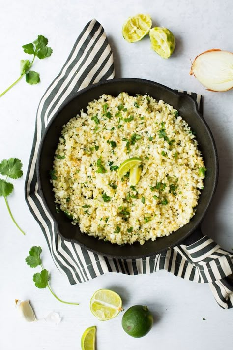 Low carb & paleo friendly Cilantro Lime Cauliflower Rice - make it in 20 minutes or less for a healthy & filling side dish! Gluten Free + Whole30 + Vegan Lime Cauliflower Rice, Whole30 Vegan, Cilantro Lime Cauliflower Rice, Keto Side, Cauliflower Rice Recipes, Diner Recept, Cilantro Lime, Cauliflower Recipes, Vegetable Sides