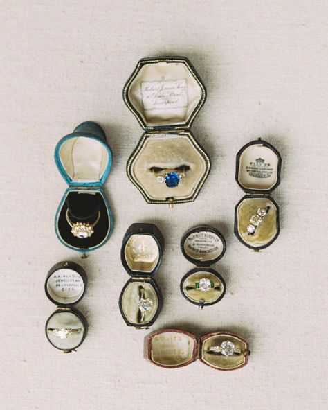 Vintage Ring Box Wedding, Ring Boxes Engagement, Vintage Ring Boxes Antiques, Ring Box Aesthetic, Engagement Ring Box Ideas, Engagement Ring Boxes, Antique Jewelry Display, Antique Jewelry Boxes, Antique Window