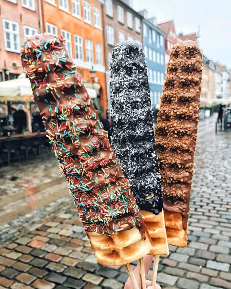 11.5k Likes, 142 Comments - @foodwithmichel on Instagram: “More waffles! 😂 Waffle sticks in Copenhagen! 🇩🇰 Milk chocolate with sprinkles, dark chocolate with…” Waffle Pops, Waffle Sticks, Trendy Food, Tumblr Food, Bubble Waffle, Milk Shakes, Food Goals, Cute Desserts, Cakepops