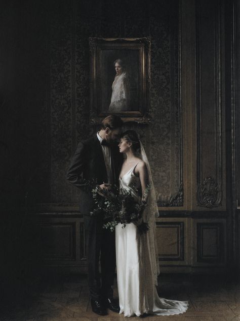 Dark Romantic Wedding, Vampire Wedding, Moody Wedding Photography, Dark Wedding Theme, Vintage Wedding Photography, Goth Wedding, Dark Wedding, Wedding Photography Styles, Moody Wedding