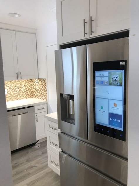 Huge Fridge And Freezer, Fridge With Screen, Touch Screen Fridge, Fancy Fridge, Nice Fridge, Refrigerator Aesthetic, Fridge Inspiration, Luxury Fridge, Cool Fridge