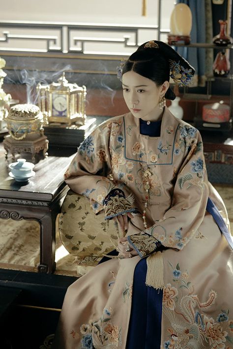 Picking Roses, Qing Dynasty Fashion, Empresses In The Palace, Story Of Yanxi Palace, Yanxi Palace, Haute Couture Details, Asian Inspiration, Costume Drama, Couture Details