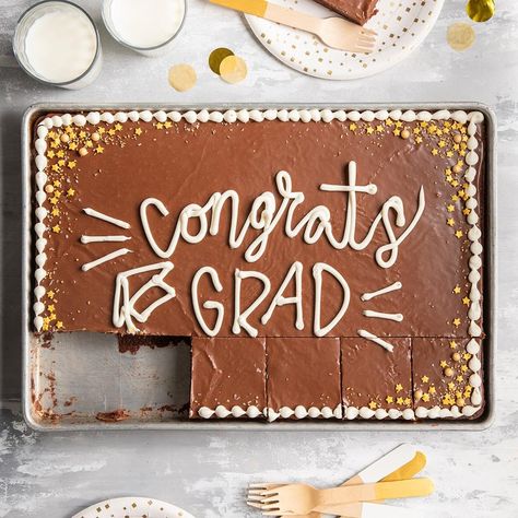 Graduation Sheet Cake Ideas, Graduation Sheet Cakes, Sheet Cake Ideas, Graduation Party Food, Graduation Desserts, Healthy Chocolate Cake, Graduation Party Foods, Texas Sheet Cake, Fudge Frosting