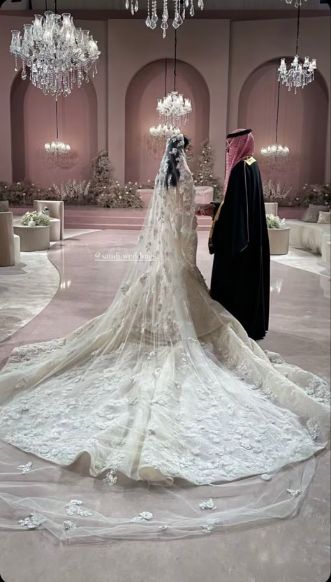 Saudi Arabian Wedding, Iraqi Wedding Dress, Saudi Arabia Wedding, Saudi Wedding, Dubai Wedding Dress, Arabian Wedding, Wedding Walk, Pakistani Bridal Dress, Big Dresses