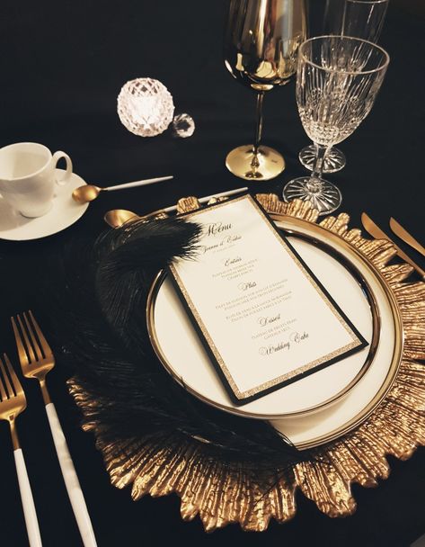 Gatsby theme. #blackandgoldtable #feeriesevent #greatgasbytable The Great Gatsby Color Palette, Great Gatsby Dessert Table, Gatsby Dinner Party, 1920s Themed Wedding, Gatsby Theme Wedding, Gatsby Style Party, Black And Gold Party, 1920s Wedding Theme, Dinner Party Table Settings