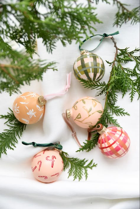 Diy Painted Christmas Baubles, Diy Ornaments Christmas Paint, Vintage Painted Ornaments, Hand Painted Bauble Diy, Homemade Christmas Baubles, Painting Old Ornaments, Christmas Ornament Clipart, Christmas Ornament Aesthetic, Ornament Painting Party