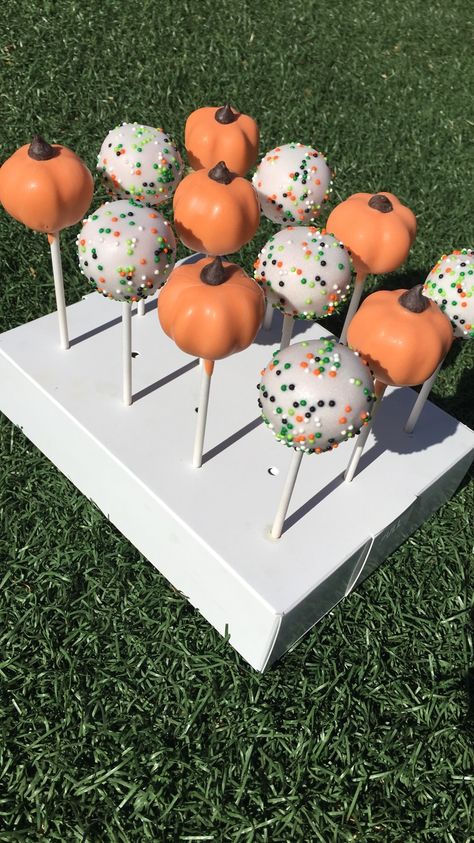 Pumpkin cake pops by NeniSweetPops @instagram Halloween Cake Pops Pumpkin, Cake Pops Fall Theme, Pumpkin Shaped Cake Pops, Cake Cycle Pops, Easy Desserts Ideas, Diy Halloween Cake Pops, Fall Cake Pops Ideas, Spooky Cake Pops, Cute Cake Pops Ideas