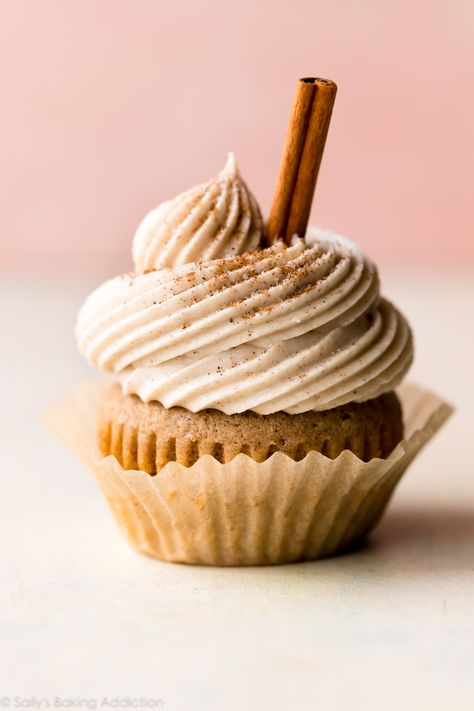 Prepared with chai tea, chai spices, and whipped chai buttercream, these chai latte cupcakes taste exactly like your favorite coffeehouse drink! Chai Buttercream, Fall Cupcakes Recipes, Chai Latte Cupcakes, Spiced Buttercream, Thanksgiving Cupcakes, Autumn Food, Fall Cupcakes, Easy Cupcake Recipes, Spice Cupcakes