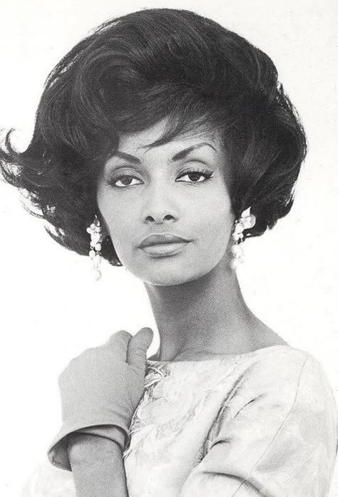 Helen Williams  - 15 Celebrity Women Who Set Hair Trends In The Swingin' 60s Helen Williams, Jerry Hall, Jean Shrimpton, Gene Kelly, Mae West, Vintage Black Glamour, Linda Evangelista, Dita Von Teese, African American Women