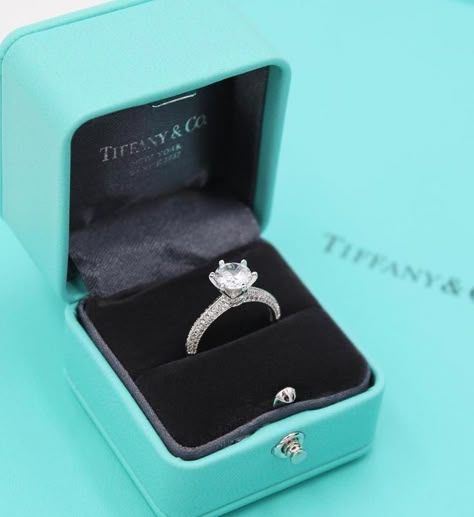 Tiffany And Co Rings, Tiffany Wedding Rings, Tiffany Wedding, Unique Diamond Engagement Rings, Kendall Jenner Outfits, Dream Engagement, Dream Engagement Rings, Jewelry Fashion Trends, Tiffany And Co