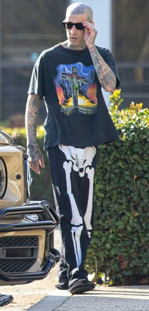 Travis Barker Fashion, Travis Barker Outfit, Travis Barker 90s, Travis Barker Style, Travis Barker Tattoos, Eboy Fashion, Rock Couple, Travis Barker, Outfit 90s