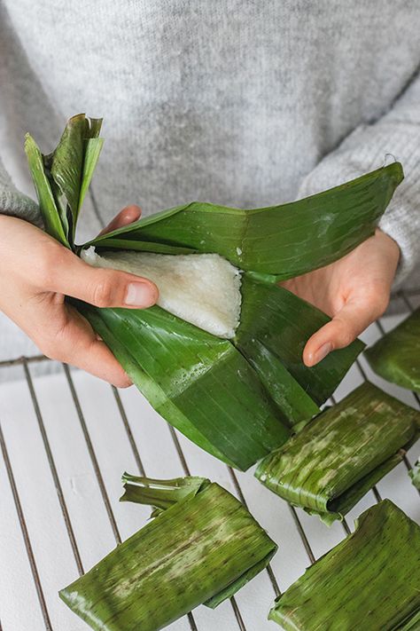 Khao Tom Mud (Sticky Rice with Banana) Khao Tom, Coconut Milk Dessert, Rice Coconut, Rice Snacks, Fruity Treats, Steam Recipes, Steam Cooking, Banana Milk, Banana Coconut