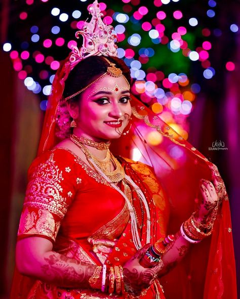 Bride Single Poses, Wedding Photoshooting, Haldi Poses For Bride, Haldi Poses, Bridal Dpz, Bengali Fashion, Bride Shoot, Girl Wedding Dress, Pre Wedding Photoshoot Props