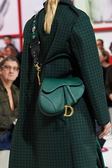 Dior Ready To Wear, Fall Handbags, Moda Paris, Christian Dior Couture, Winter Mode, Looks Street Style, Green Coat, Outfits Winter, Mode Inspo