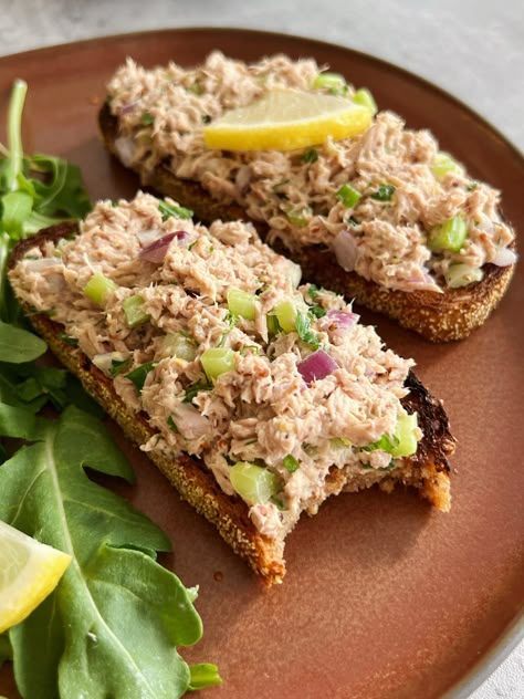 Lemon and Herb Tuna Salad - Something Nutritious Tuna Salad Toast, Herb Tuna Salad, Healthy Tuna Sandwich, Tuna Avocado Salad, Tuna Lunch Ideas, Healthy Light Lunches, Tuna Lunch, Healthy Tuna Salad, Tuna Recipe