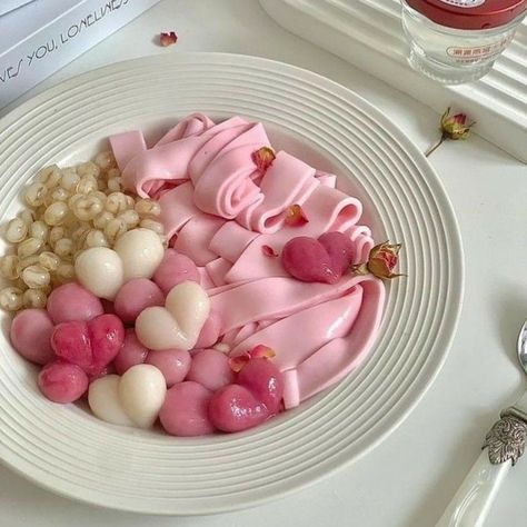 Pretty Breakfast, Pastel Desserts, Yummy Noodles, Asian Dessert, Dessert Healthy, Kawaii Cooking, Asian Snacks, Pink Foods, Asian Desserts