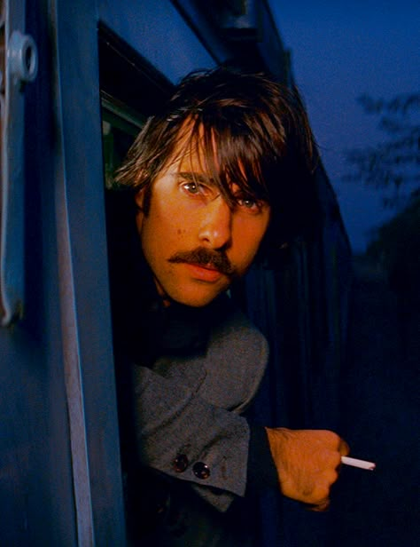 Jason Schwartzman in The Darjeeling Limited The Darjeeling Limited, Darjeeling Limited, Jason Schwartzman, Wes Anderson Movies, Wes Anderson Films, Septième Art, Darjeeling, Film Inspiration, Wes Anderson