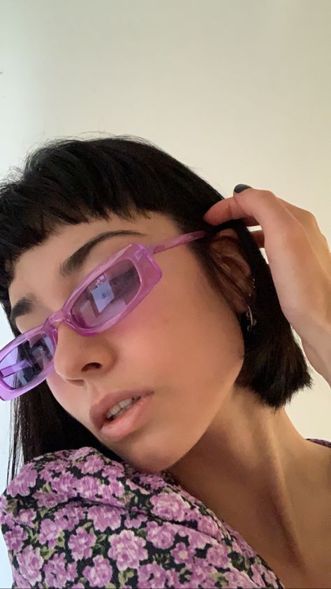 Purple Sunglasses Outfit, Purple Glasses Aesthetic, Outfit Comodo, Glasses Aesthetic, Purple Glasses, Sunglasses Outfit, Purple Sunglasses, Aesthetic Purple, Outfits Aesthetic