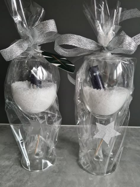 Wine Glass Gift Ideas Filled Christmas, Wine Glass Wrapping Ideas, How To Wrap Wine Glasses As A Gift, Wine Glass Gift Ideas Filled, Wine Glass Gifts Ideas, Cotton Candy Glitter, Coworker Christmas Gifts, Wedding Packaging, Gifting Business