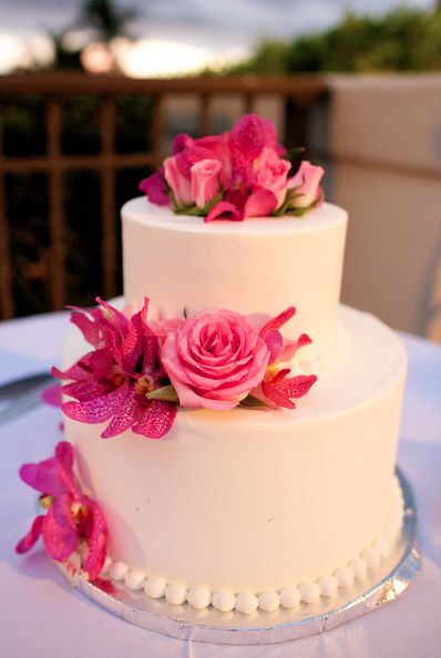 Buttercream Cake with Fuchsia Flowers Fuchsia Wedding Cake, Fuschia Cake, Hot Pink Wedding Cake, Wedding Cake Dark, Hot Pink Cakes, Orange And Pink Wedding, Quinceanera Pink, Berry Wedding, Fuchsia Wedding