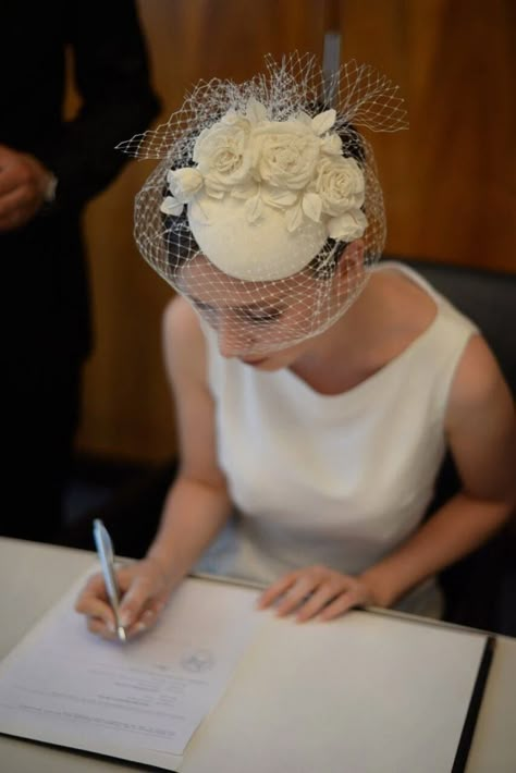 Bridal Fascinator Birdcage, Bride With Pillbox Hat, Wedding Dress With Hat Veil, Wedding Pillbox Hat, Vintage Wedding Hats Brides, White Wedding Hats, Vintage Wedding Dress With Hat, Pillbox Hat Wedding, Bridal Pillbox Hat