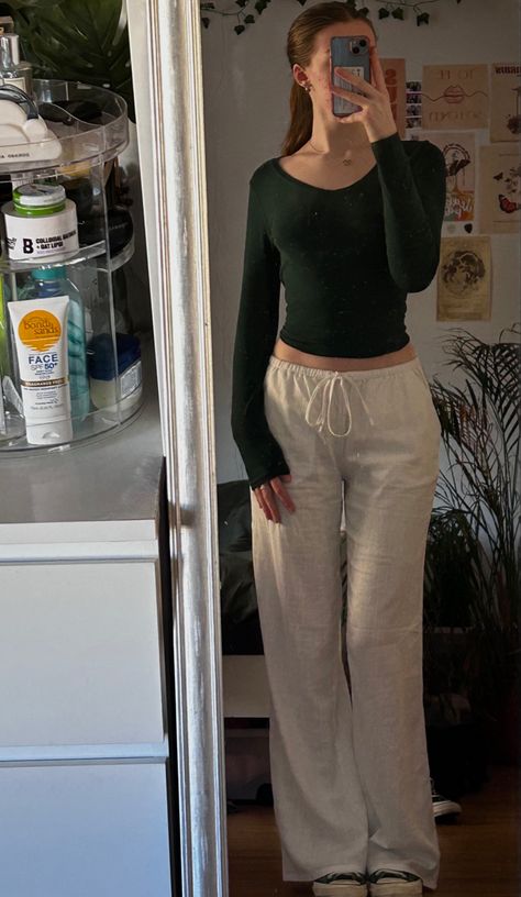 Trouser Outfit Aesthetic, Outfits With Linen Trousers, Styling Linen Trousers, Outfit With White Trousers, Trousers Linen, Linen Trousers Outfit Autumn, White Linen Pant Fall Outfit, Basic Simple Outfit, Green Linen Trousers Outfit