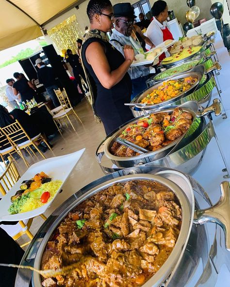 Traditional Wedding Food South Africa, African Wedding Food Buffet, Carribean Wedding Food Ideas, African Catering Ideas, South African Wedding Food, African Wedding Food, Year End Function Ideas, Catering Set Up, Catering Buffet Presentation